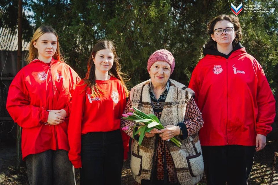 Тёплые поздравления для жен и матерей военнослужащих организовали активисты «Волонтёрской Роты»