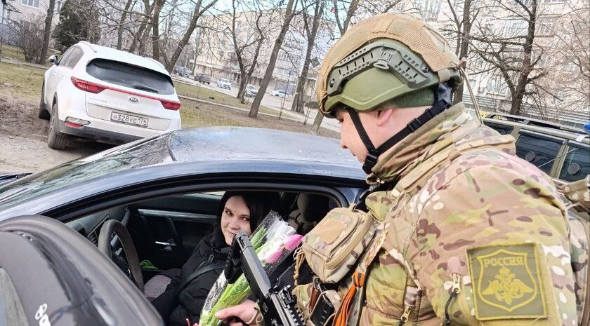 Военные автоинспекторы поздравили женщин с 8 Марта на дорогах Токмака