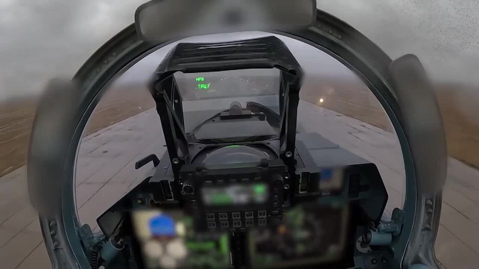 Многоцелевой сверхманёвренный истребитель Су-35С во время боевого вылета