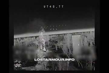 Американский БТР M1126 «Stryker», маневрируя между остовами брошенной бронетехники ВСУ, уничтожен ночным оптоволоконным FPV-дроном «ВТ-40»