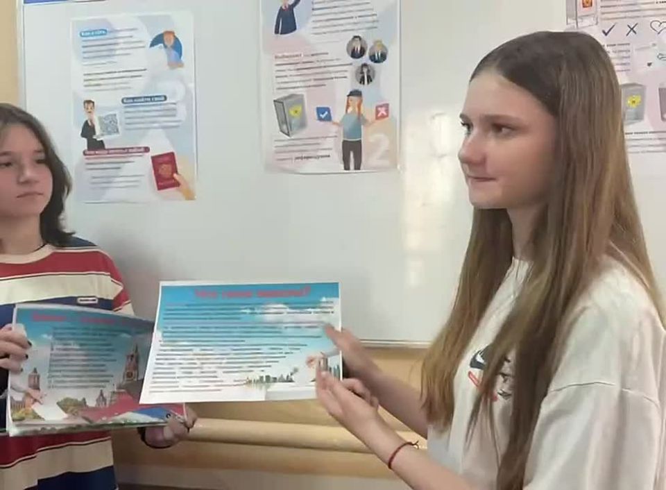 В рамках празднования Дня молодого избирателя в ГБУ ОО ЗО «Приазовская СОШ №9» президент школы Елизавета Никитенко при содействии председателя территориальной избирательной комиссии № 5 Приазовского МО и советника директора...