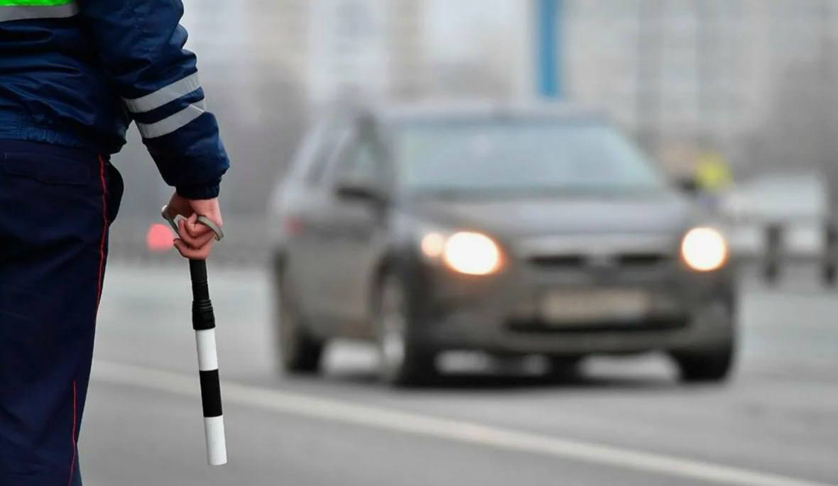 Сотрудники ГИБДД регулируют движение в Мелитополе на перекрестке улиц Воинов-Интернационалистов и Кирова