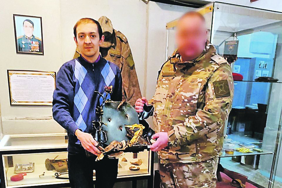 В Токмакском краеведческом музее появились новые экспонаты - роза из гильз и сбитая «Майя»