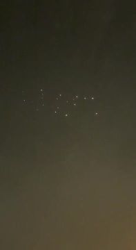 Выброс кассетных суббоеприпасов иранской баллистической ракеты в небе над Тель-Авивом