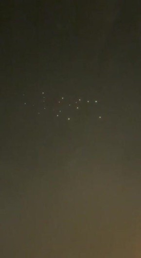 Выброс кассетных суббоеприпасов иранской баллистической ракеты в небе над Тель-Авивом