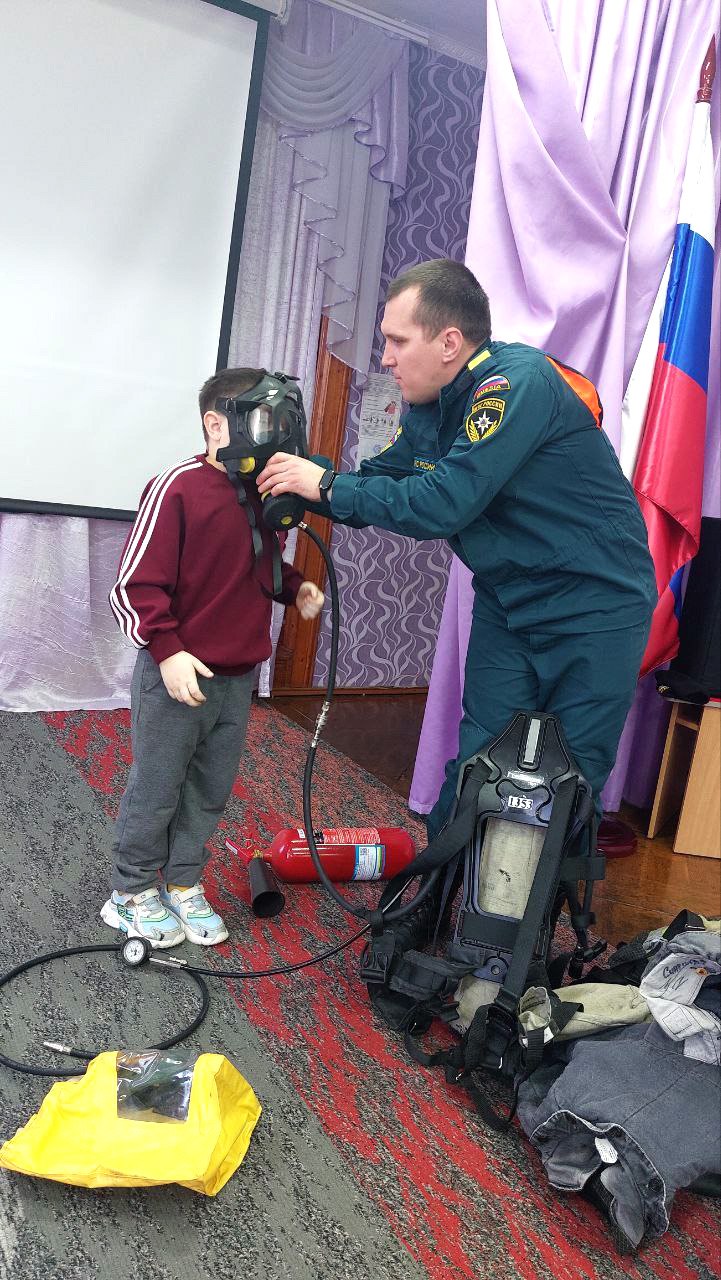 Сотрудники МЧС провели урок безопасности для дошкольников Сотрудники МЧС провели урок безопасности для дошкольников