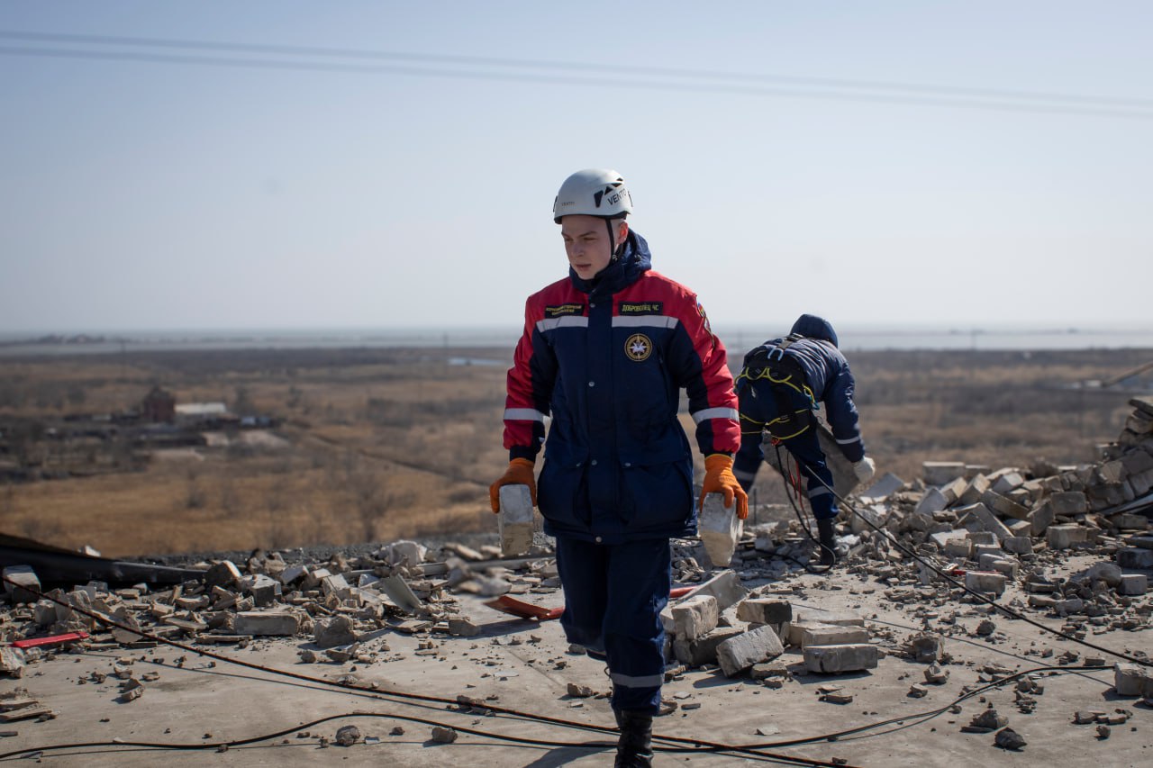 Студенты-спасатели ВСКС ликвидируют последствия обстрелов в Бердянске и Приморске Студенты-спасатели ВСКС ликвидируют последствия обстрелов в Бердянске и Приморске