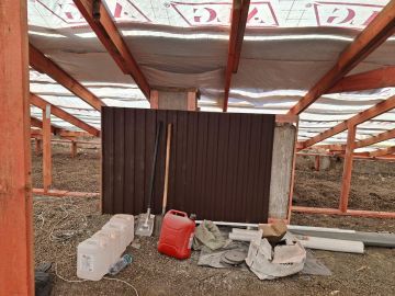 На крыше МКД по улице Восточной в Пологах начали монтаж кровельного покрытия