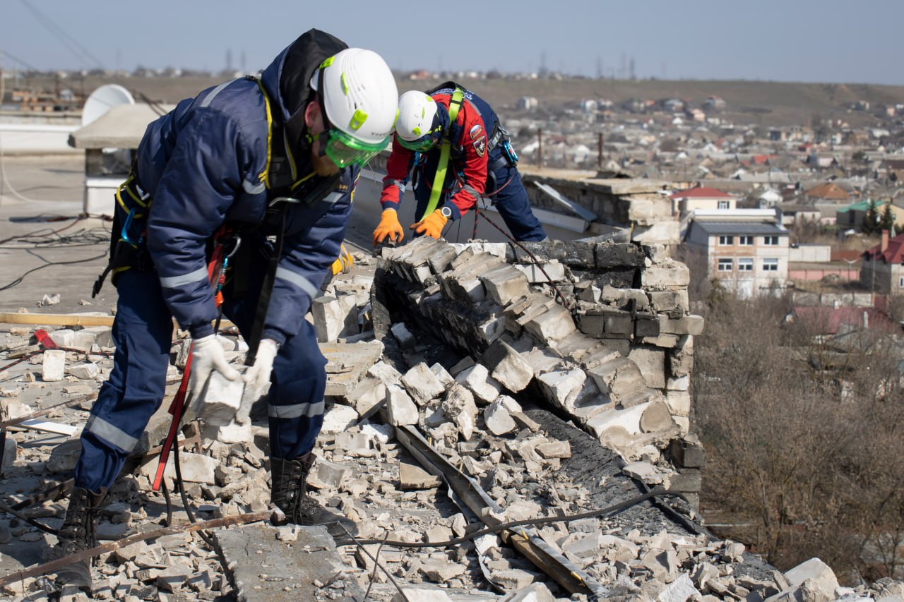 Студенты-спасатели ВСКС ликвидируют последствия обстрелов в Бердянске и Приморске Студенты-спасатели ВСКС ликвидируют последствия обстрелов в Бердянске и Приморске