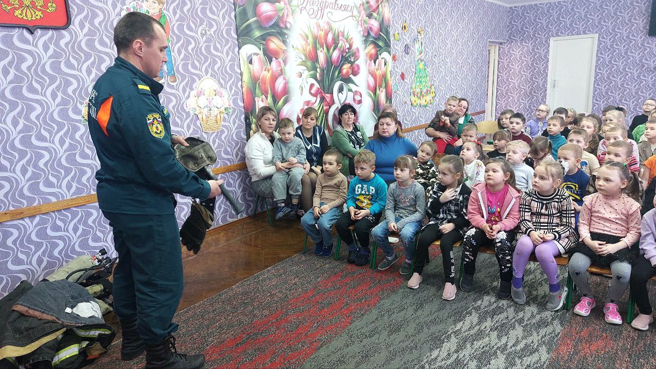 Сотрудники МЧС провели урок безопасности для дошкольников Сотрудники МЧС провели урок безопасности для дошкольников