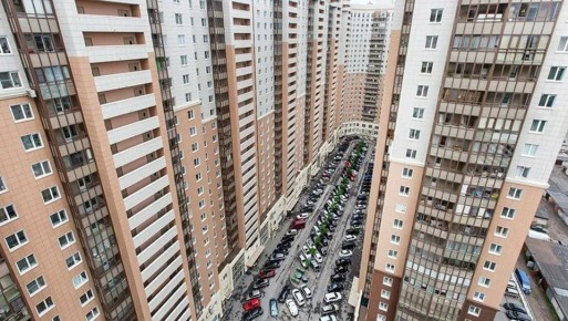 Плотная городская застройка, так называемые «человейники», по мнению Нины Останиной, влияет на решение семей о рождении второго и последующих детей