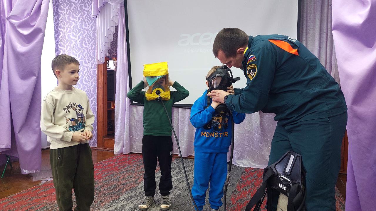 Сотрудники МЧС провели урок безопасности для дошкольников Сотрудники МЧС провели урок безопасности для дошкольников