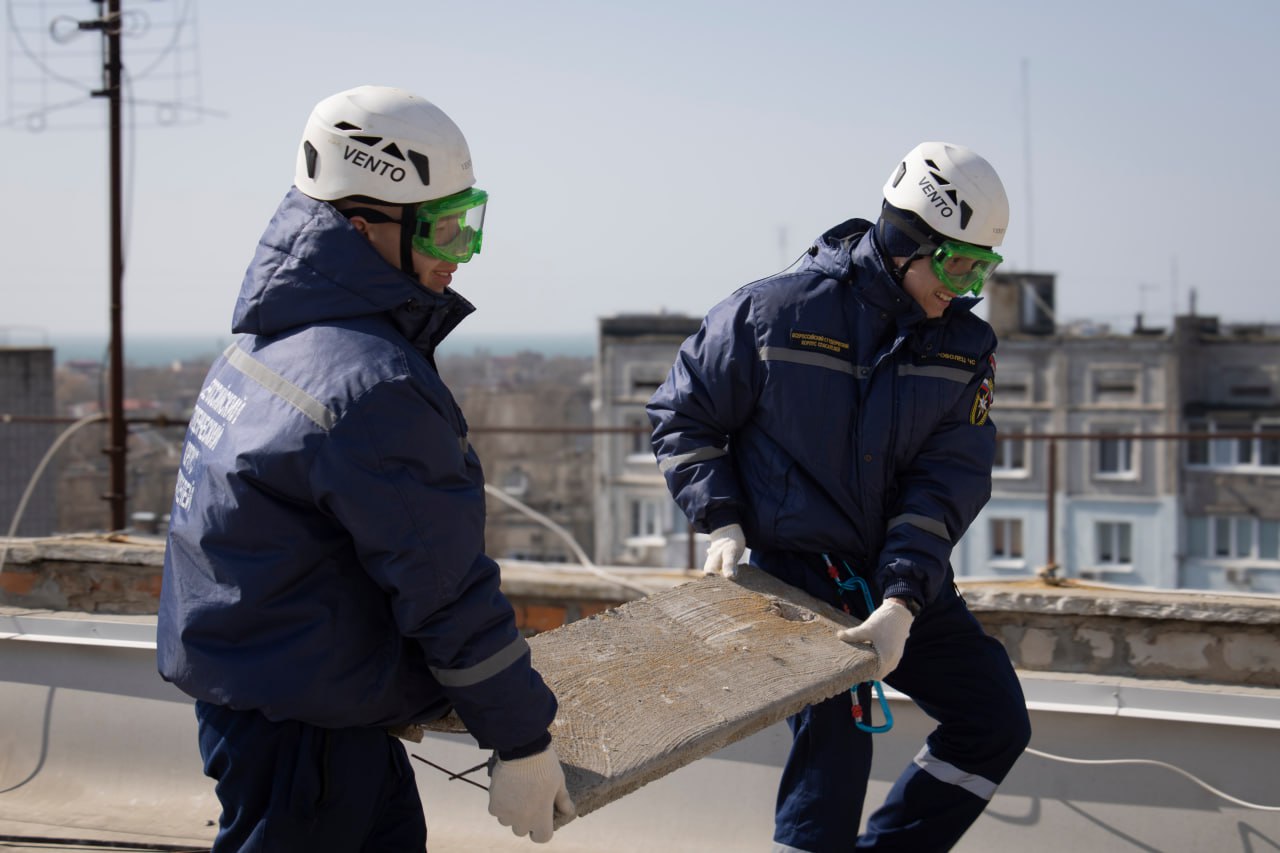 Студенты-спасатели ВСКС ликвидируют последствия обстрелов в Бердянске и Приморске Студенты-спасатели ВСКС ликвидируют последствия обстрелов в Бердянске и Приморске