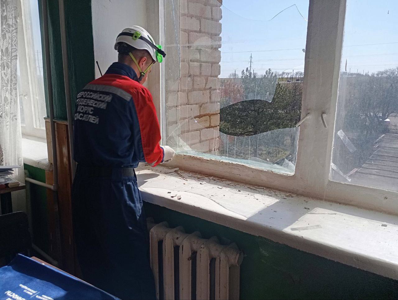 Студенты-спасатели ВСКС ликвидируют последствия обстрелов в Бердянске и Приморске Студенты-спасатели ВСКС ликвидируют последствия обстрелов в Бердянске и Приморске