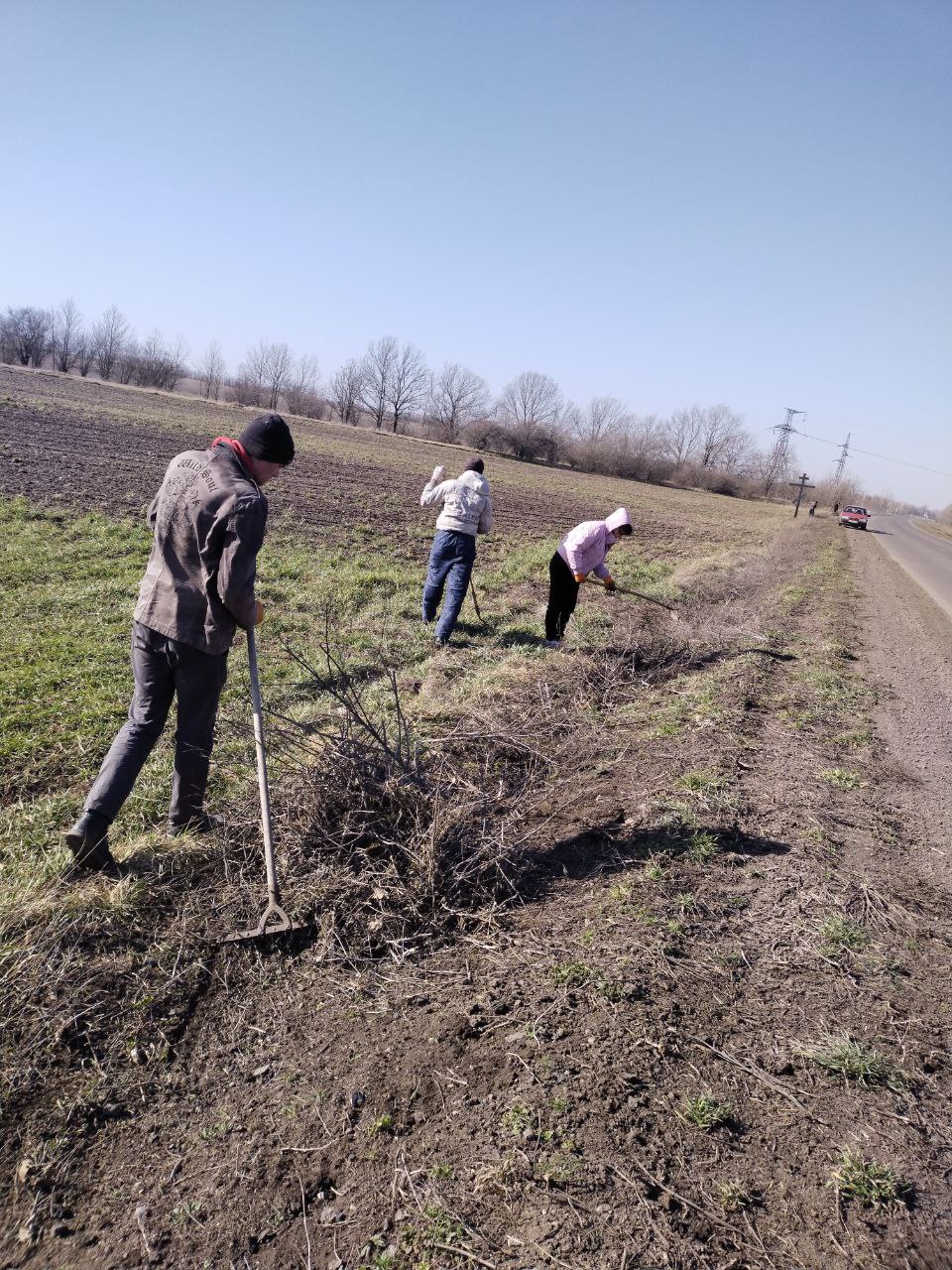 Сотрудники МБУ «Жилсервис» провели уборку на территории села Тихоновка Сотрудники МБУ «Жилсервис» провели уборку на территории села Тихоновка