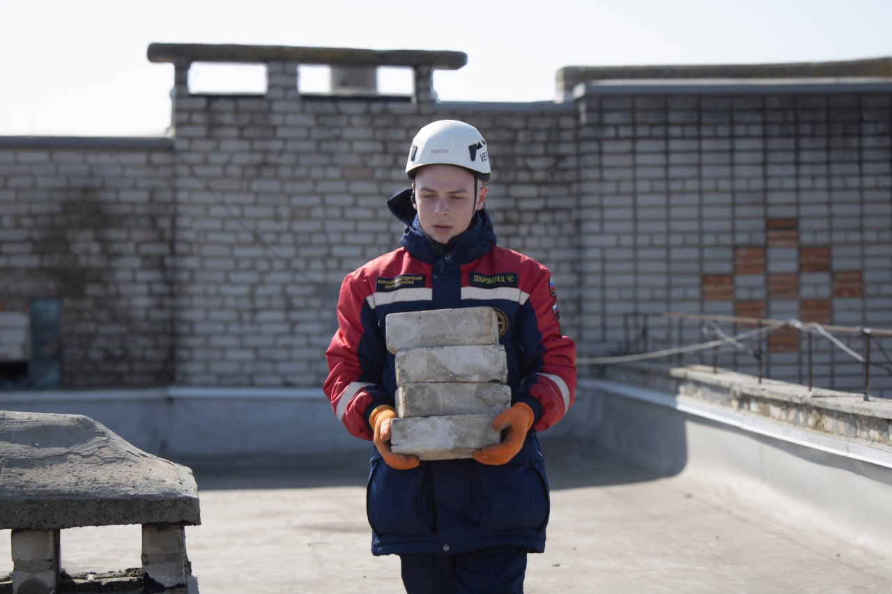 Студенты-спасатели ВСКС ликвидируют последствия обстрелов в Бердянске и Приморске Студенты-спасатели ВСКС ликвидируют последствия обстрелов в Бердянске и Приморске