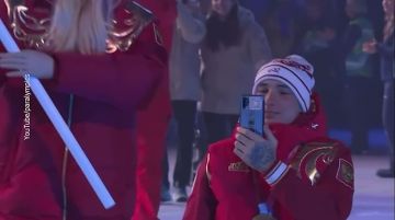 Российский флаг на церемонии закрытия Паралимпиады пронесли Варвара Ворончихина и Иван Голубков