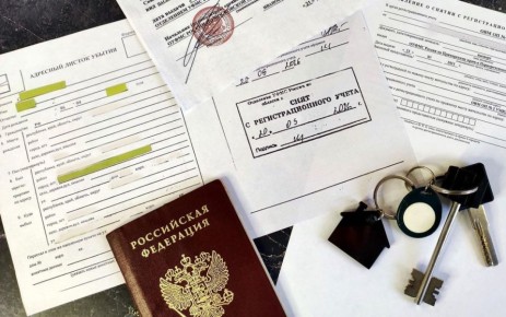 Суд снял с регистрационного учета родственников хозяйки квартиры, уехавших в 2022 году