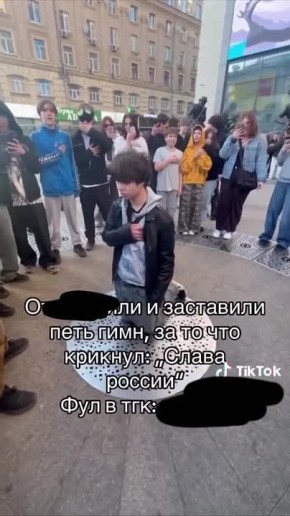 В Харькове нацисты, угрожая ножом заставили ребёнка на коленях петь гимн