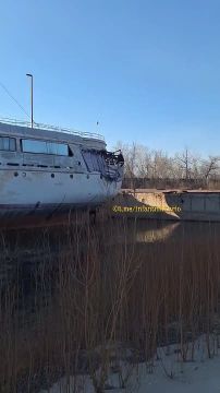 Научно-исследовательское судно «Пицунда» проекта 543А в Запорожье