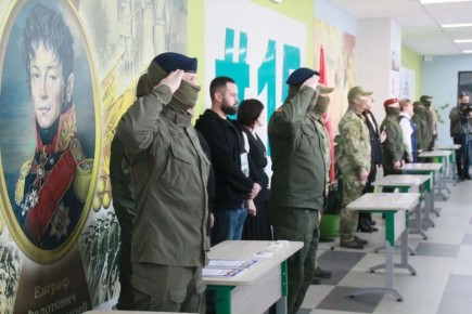 Сборник воспоминаний участников СВО "Нет уз святее товарищества" команда запорожского филиала фонда "Защитники Отечества" передала в дар мелитопольской школе номер 15 имени основателя внутренней стражи Российской империи...