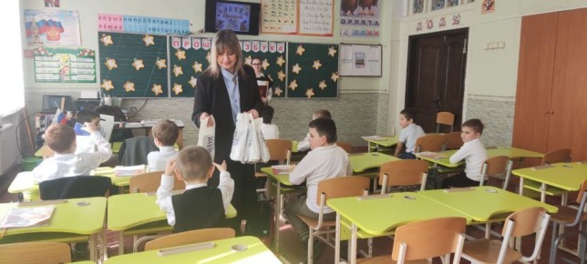 Депутат Елена Бойнова приняла участие в праздничном мероприятии «Прощание с Азбукой», которое состоялось 17 марта в Бердянской школе №20 им. А.В. Колесникова