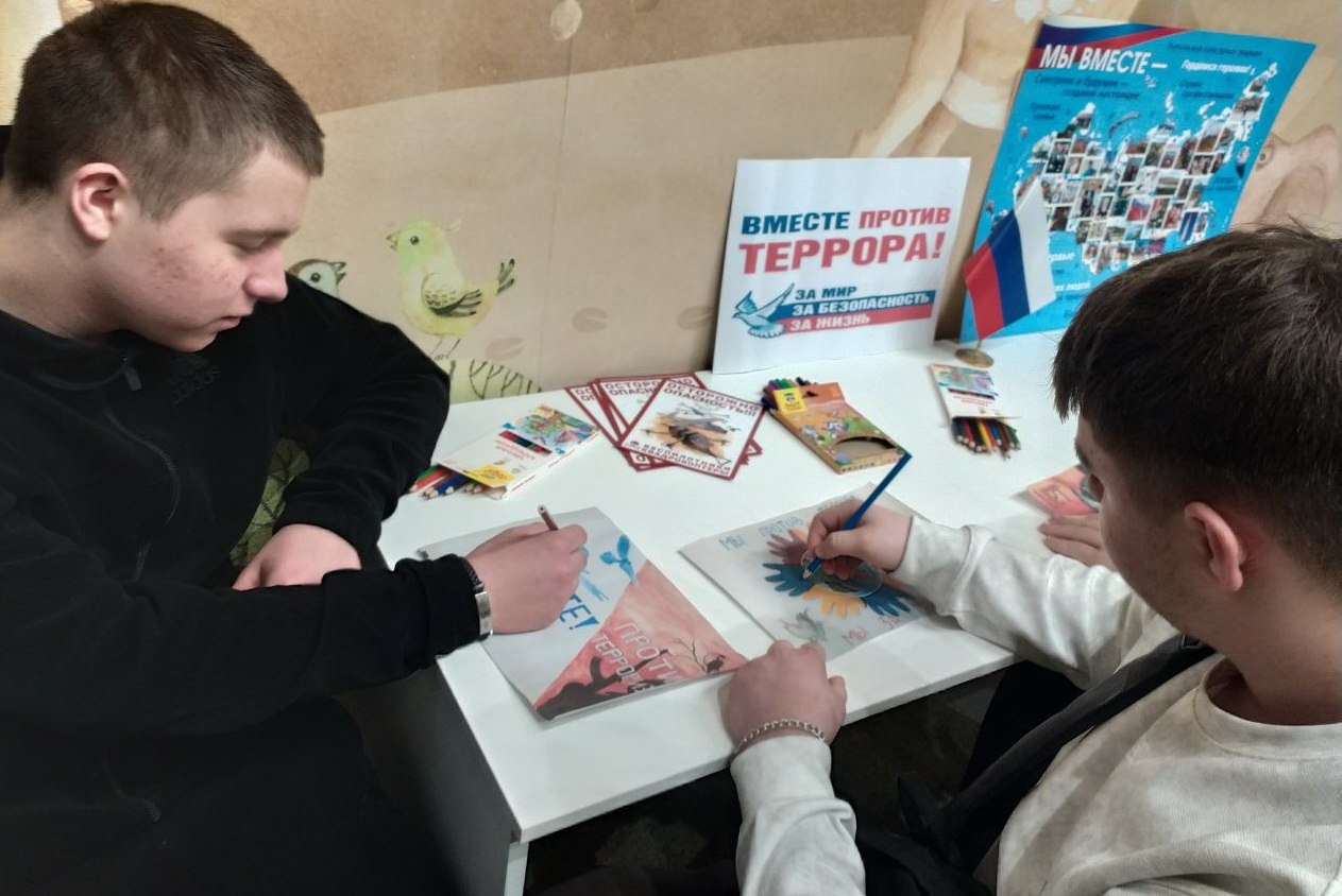 «Мир без террора». В краеведческом музее для учащихся Молочанского многопрофильного центра ПТО провели тематическое мероприятие по антитеррористической безопасности «Мир без террора». В краеведческом музее для учащихся Молочанского многопрофильного центра ПТО провели тематическое мероприятие по антитеррористической безопасности