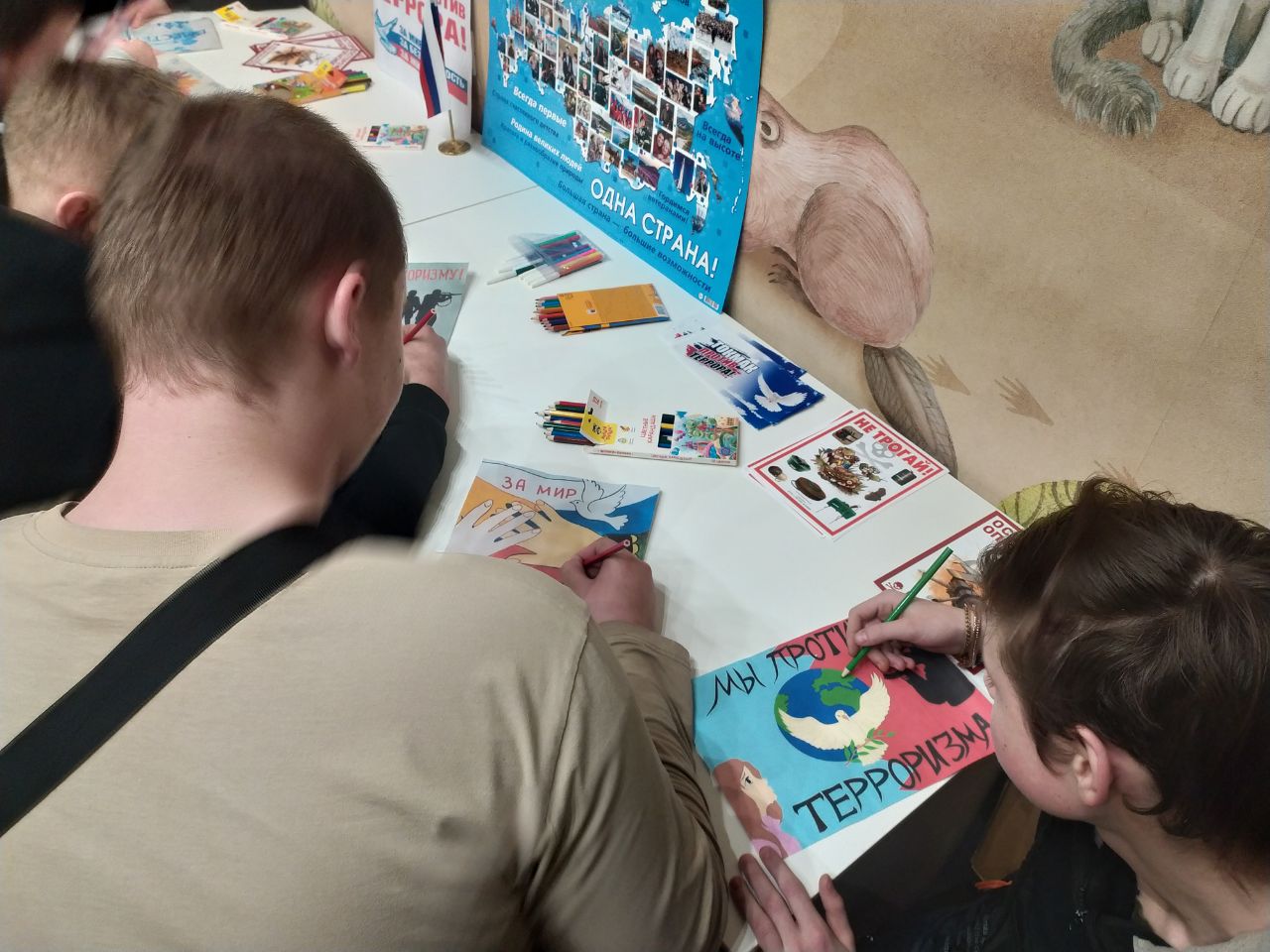 «Мир без террора». В краеведческом музее для учащихся Молочанского многопрофильного центра ПТО провели тематическое мероприятие по антитеррористической безопасности «Мир без террора». В краеведческом музее для учащихся Молочанского многопрофильного центра ПТО провели тематическое мероприятие по антитеррористической безопасности