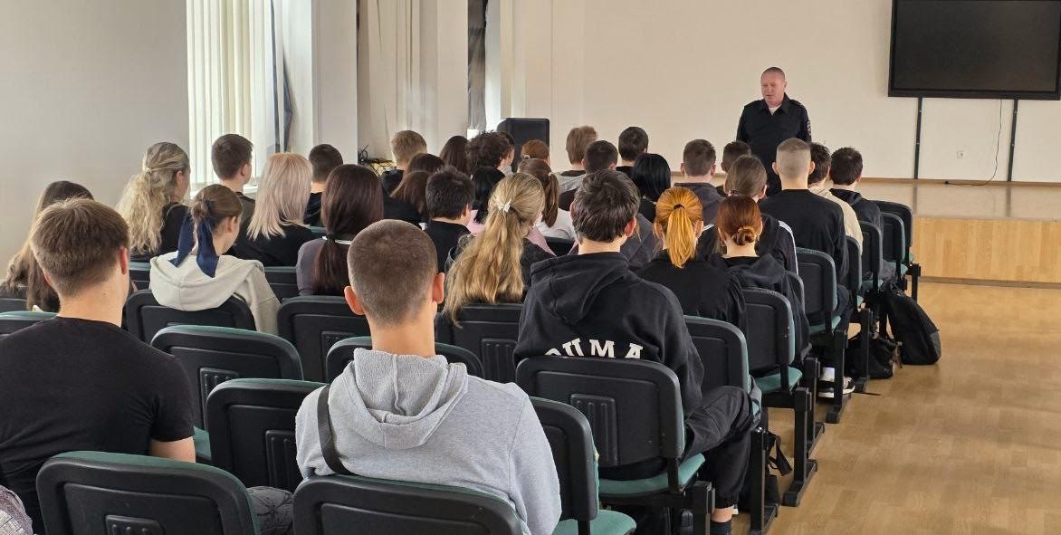 Транспортные полицейские Запорожской области обучают школьников безопасному поведению на железной дороге Транспортные полицейские Запорожской области обучают школьников безопасному поведению на железной дороге