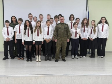 Руководитель следственного управления СК России по Запорожской области провел встречу с учениками школы