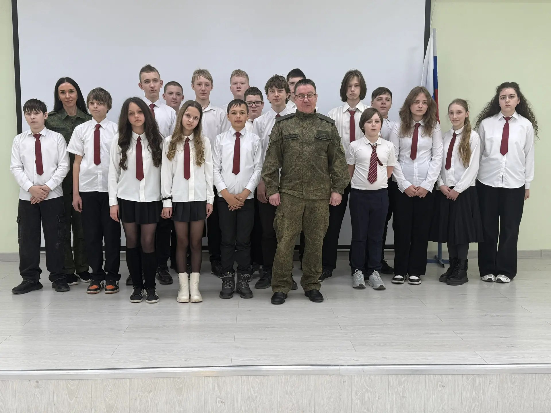 Руководитель следственного управления СК России по Запорожской области провел встречу с учениками школы