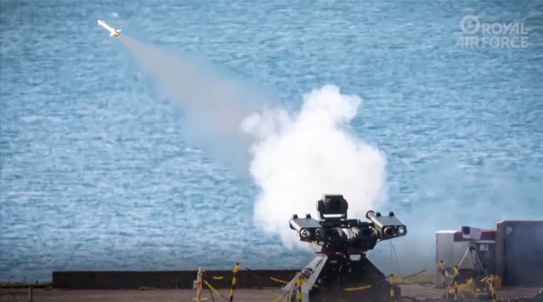 Минобороны Великобритании вчера сообщило, что наземное подразделение по борьбе с беспилотниками, базирующееся в «зоне повышенной угрозы», перехватило более 10 дронов Минобороны Великобритании вчера сообщило, что наземное подразделение по борьбе с беспилотниками, базирующееся в «зоне повышенной угрозы», перехватило более 10 дронов