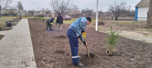 Сотрудники МБУ "Парки и скверы" продолжают заботиться об уюте населенных пунктов Приморского муниципалитета