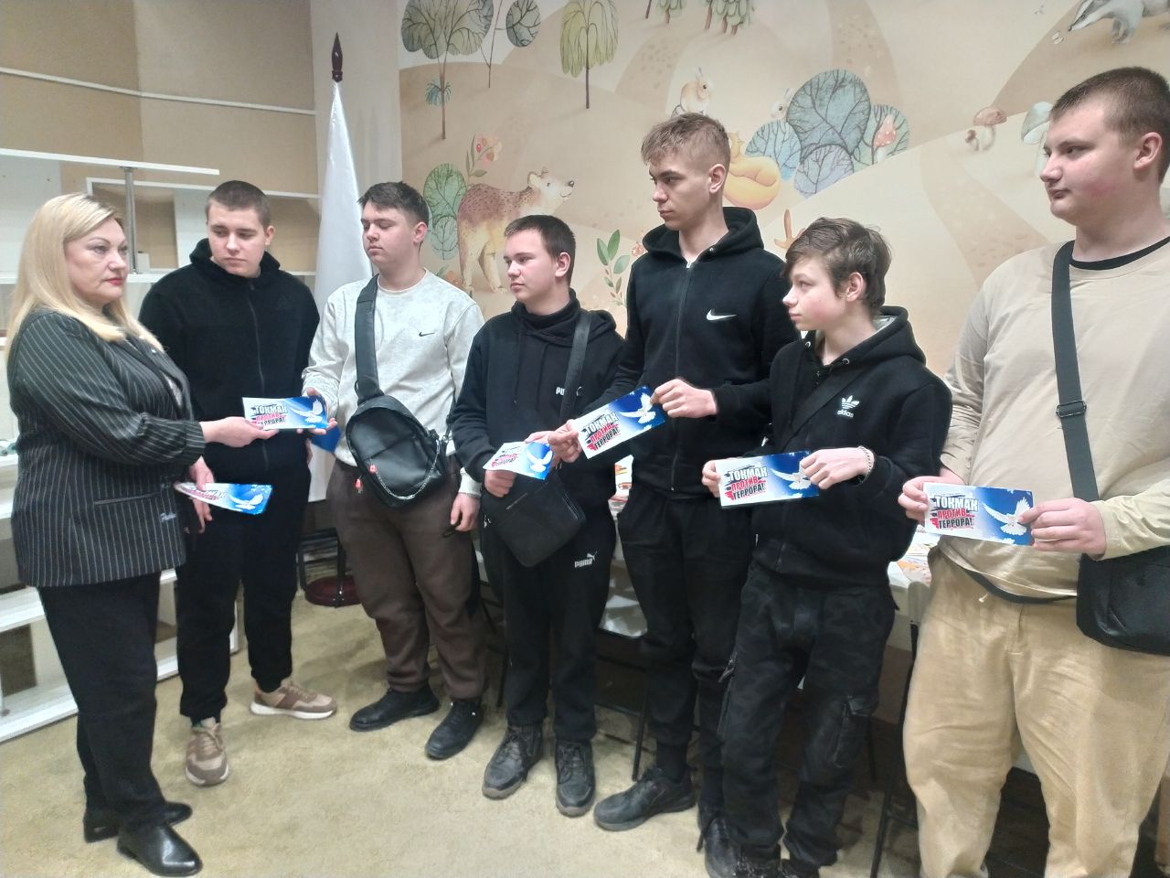 «Мир без террора». В краеведческом музее для учащихся Молочанского многопрофильного центра ПТО провели тематическое мероприятие по антитеррористической безопасности «Мир без террора». В краеведческом музее для учащихся Молочанского многопрофильного центра ПТО провели тематическое мероприятие по антитеррористической безопасности