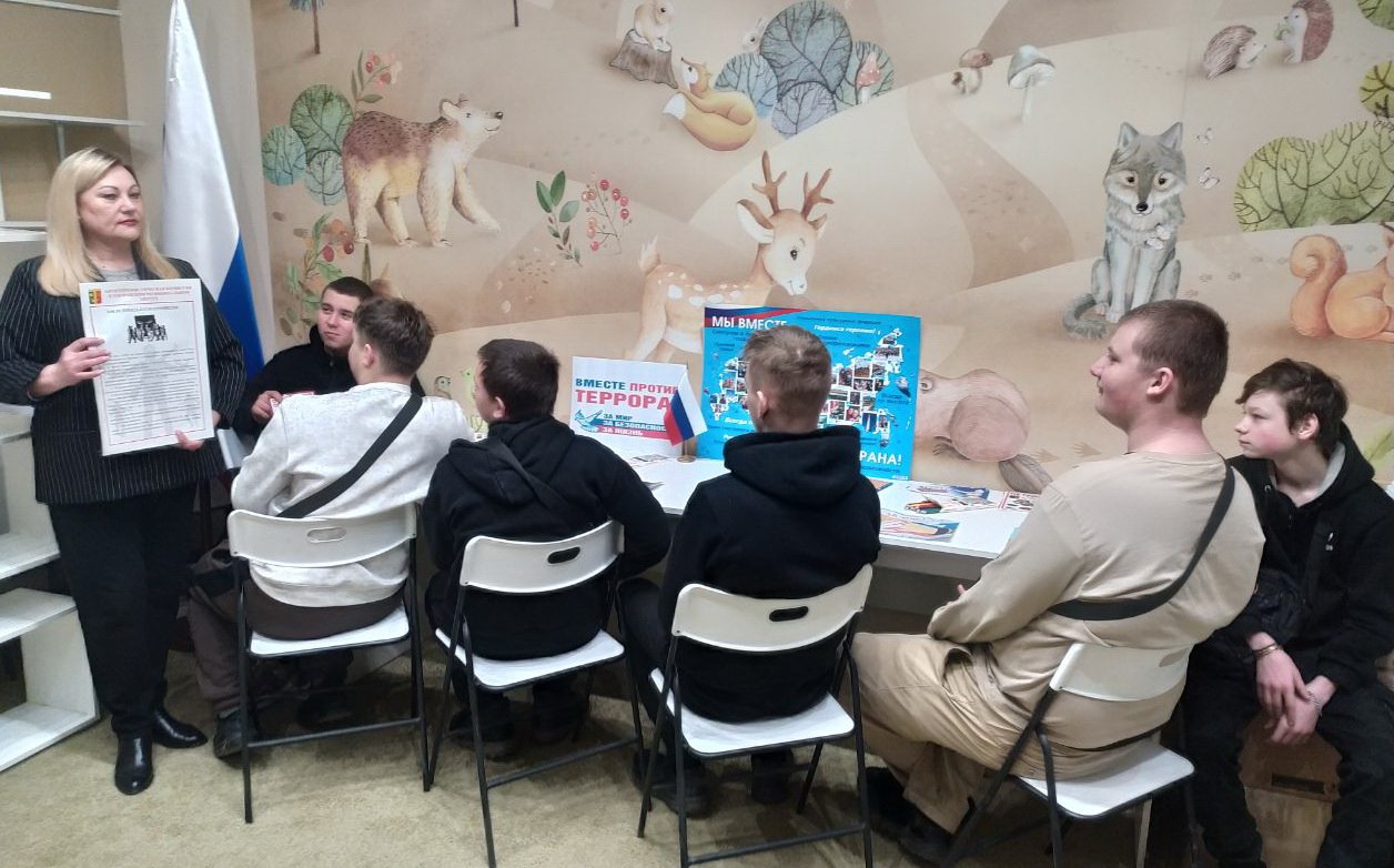 «Мир без террора». В краеведческом музее для учащихся Молочанского многопрофильного центра ПТО провели тематическое мероприятие по антитеррористической безопасности «Мир без террора». В краеведческом музее для учащихся Молочанского многопрофильного центра ПТО провели тематическое мероприятие по антитеррористической безопасности