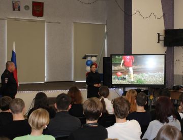 Транспортные полицейские Запорожской области обучают школьников безопасному поведению на железной дороге