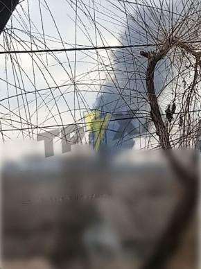 Дым поднимается после взрыва в Запорожье