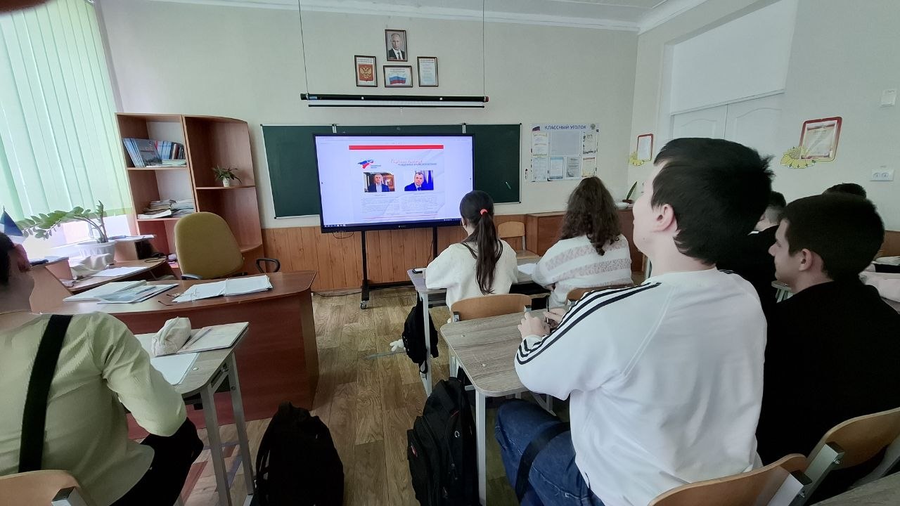 В Днепрорудненской общеобразовательной школе №1 «София» проведён исторический час: на тему «Крым под солнцем России» В Днепрорудненской общеобразовательной школе №1 «София» проведён исторический час: на тему «Крым под солнцем России»