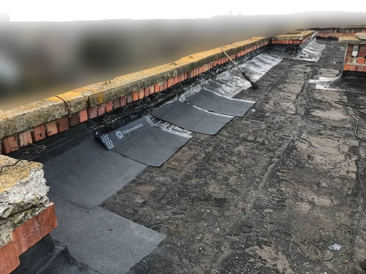 Шефы начали ремонт кровли жилого дома в Куйбышево Шефы начали ремонт кровли жилого дома в Куйбышево