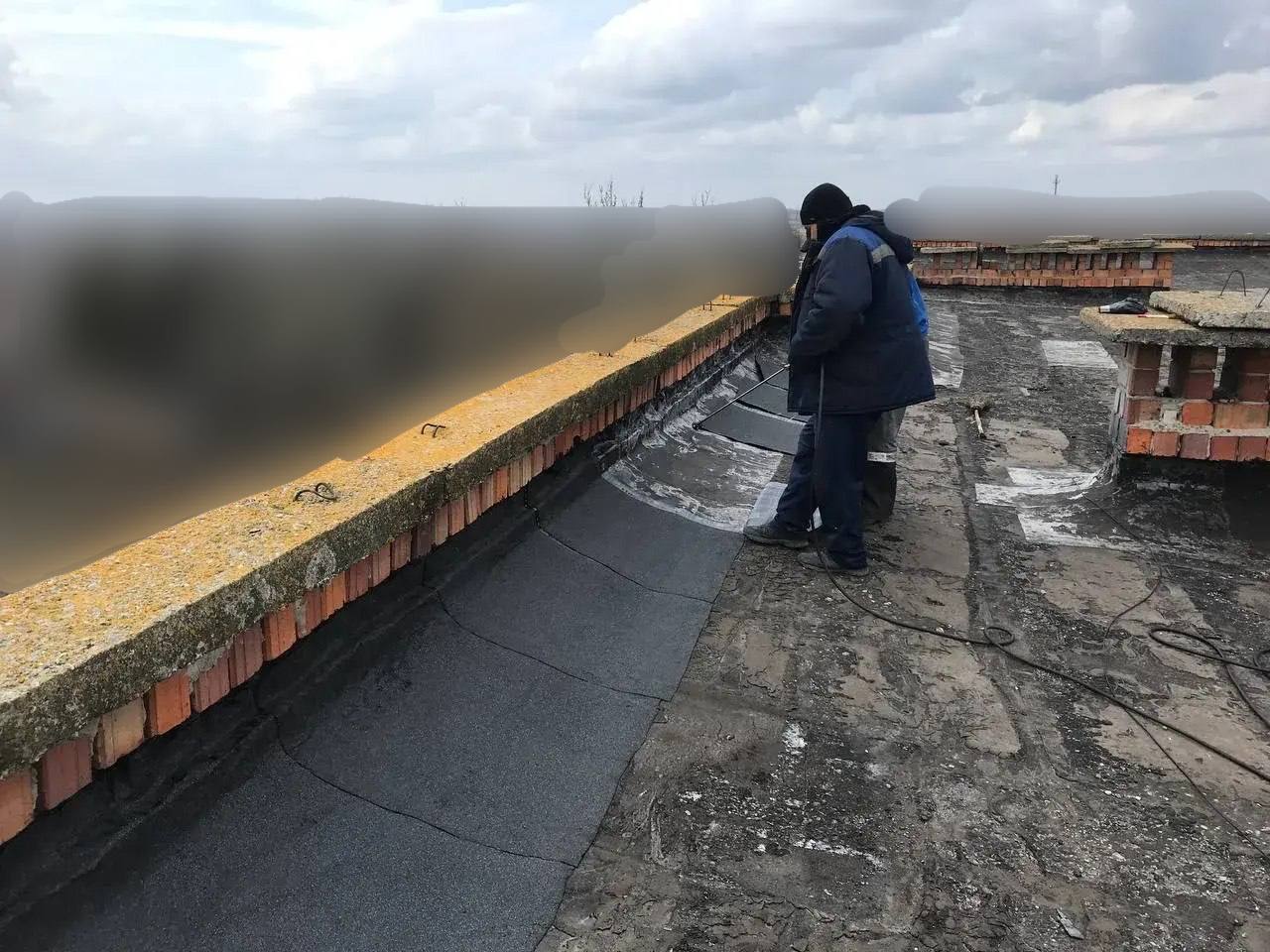 Шефы начали ремонт кровли жилого дома в Куйбышево