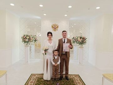 "Я оглянулся посмотpеть, не оглянулась ли она, чтоб посмотpеть, не оглянулся ли я..."