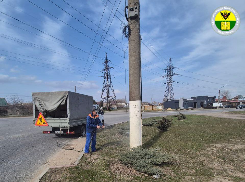 В Мелитополе продолжается очистка дорожных знаков и столбов В Мелитополе продолжается очистка дорожных знаков и столбов