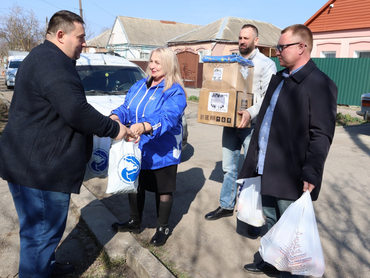 Помощь беженцам от активистов "Единой России" Помощь беженцам от активистов "Единой России"