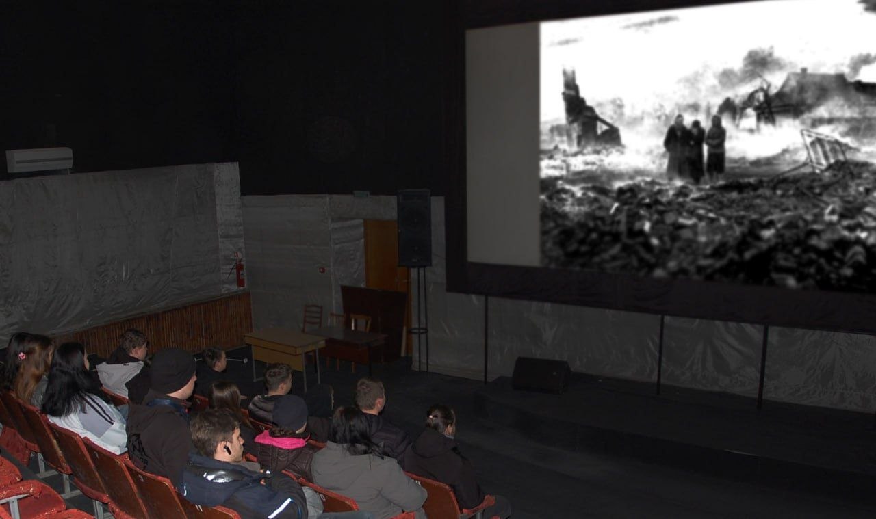 В городском Доме культуры прошел показ документального фильма «И будет жить Хатынь» для студентов Молочанского многопрофильного центра профессионально-технического обучения В городском Доме культуры прошел показ документального фильма «И будет жить Хатынь» для студентов Молочанского многопрофильного центра профессионально-технического обучения