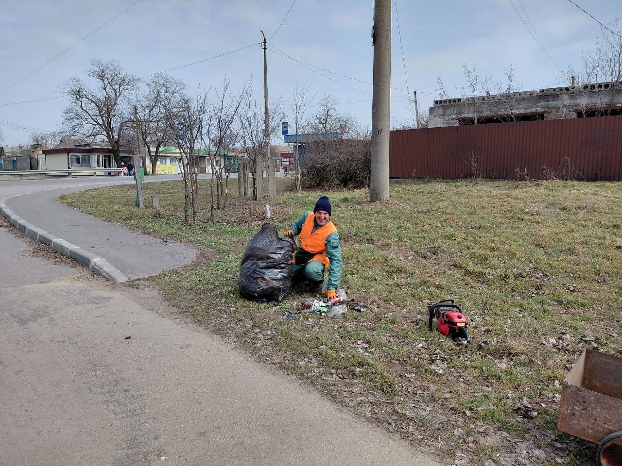 Чистота села Луначарское в руках активистов Чистота села Луначарское в руках активистов