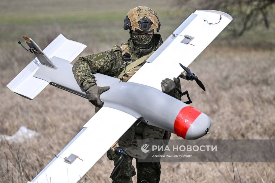 Кадры боевой работы расчётов FPV-дронов самолетного типа «Молния-2» 58-й общевойсковой армии группировки войск «Днепр» на Запорожском фронте Кадры боевой работы расчётов FPV-дронов самолетного типа «Молния-2» 58-й общевойсковой армии группировки войск «Днепр» на Запорожском фронте