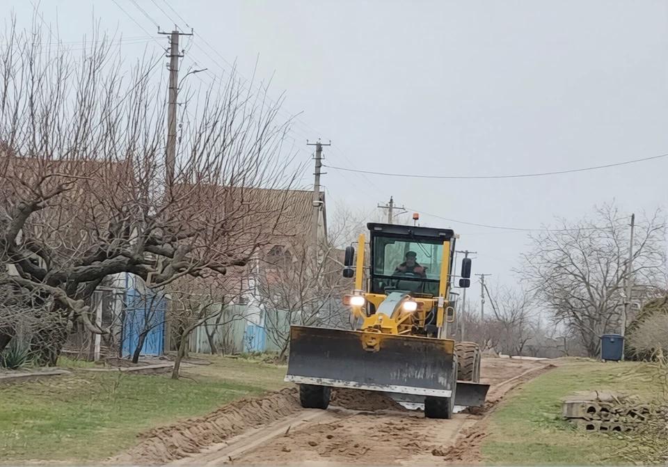 В запорожских сельских поселениях выравнивают дороги