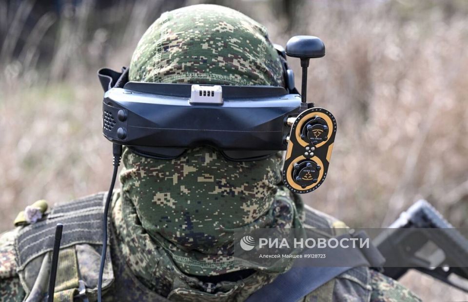 Кадры боевой работы расчётов FPV-дронов самолетного типа «Молния-2» 58-й общевойсковой армии группировки войск «Днепр» на Запорожском фронте Кадры боевой работы расчётов FPV-дронов самолетного типа «Молния-2» 58-й общевойсковой армии группировки войск «Днепр» на Запорожском фронте