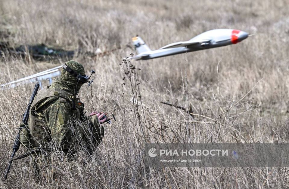 Кадры боевой работы расчётов FPV-дронов самолетного типа «Молния-2» 58-й общевойсковой армии группировки войск «Днепр» на Запорожском фронте Кадры боевой работы расчётов FPV-дронов самолетного типа «Молния-2» 58-й общевойсковой армии группировки войск «Днепр» на Запорожском фронте