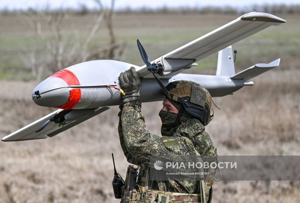 Кадры боевой работы расчётов FPV-дронов самолетного типа «Молния-2» 58-й общевойсковой армии группировки войск «Днепр» на Запорожском фронте Кадры боевой работы расчётов FPV-дронов самолетного типа «Молния-2» 58-й общевойсковой армии группировки войск «Днепр» на Запорожском фронте